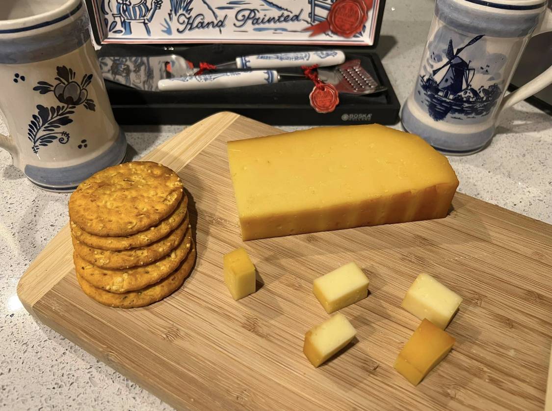 De_Vor_Dairy_Farm_And_Creamery_Gouda_Cheese_And_Crackers